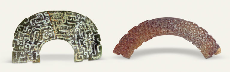 玉珩 左:长11.8、宽6.8、厚0.1厘米 右:长15.8、宽2.6、厚0.6厘米