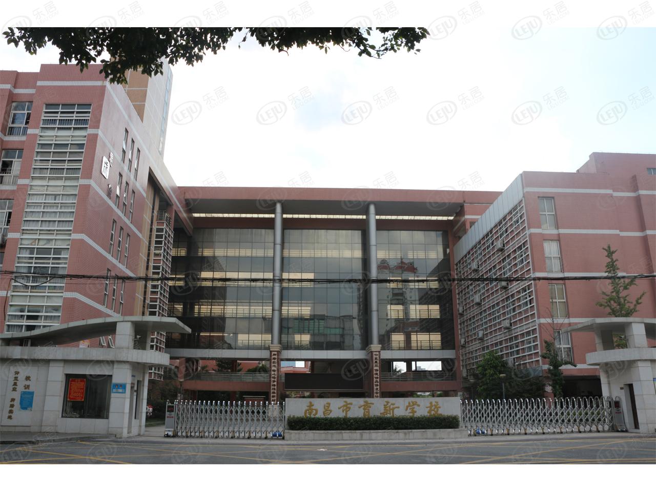 根据2018年东湖区学区划分文件, 该项目刚好位于南昌育新小学,初中