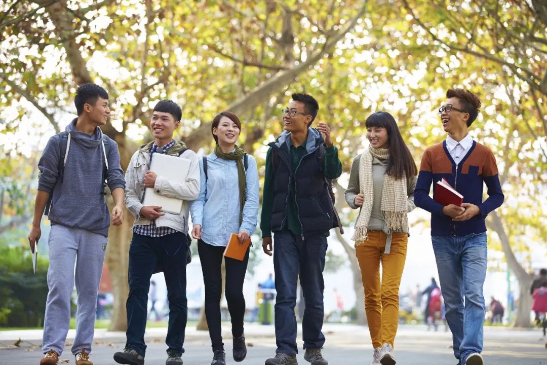 一般来说,"小镇青年"被认为是生活在三四线城市,学历和收入一般的年轻