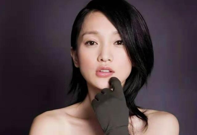 44岁周迅穿着清凉晒380万豪华房车，出入平安脚垫超接地气