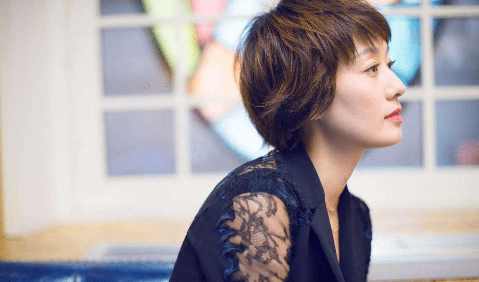 疑似马伊琍离婚前视频曝光，和海清同撑一把伞打闹