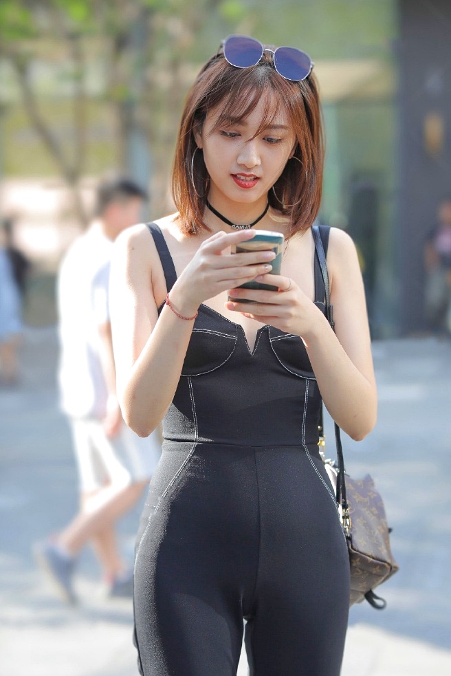 街拍:牛仔短裤搭配小背心,凸显美女白玉无瑕的肌肤