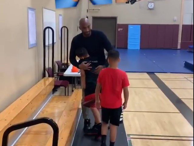 贴心！巴恩斯带双胞胎儿子见科比作为生日惊喜