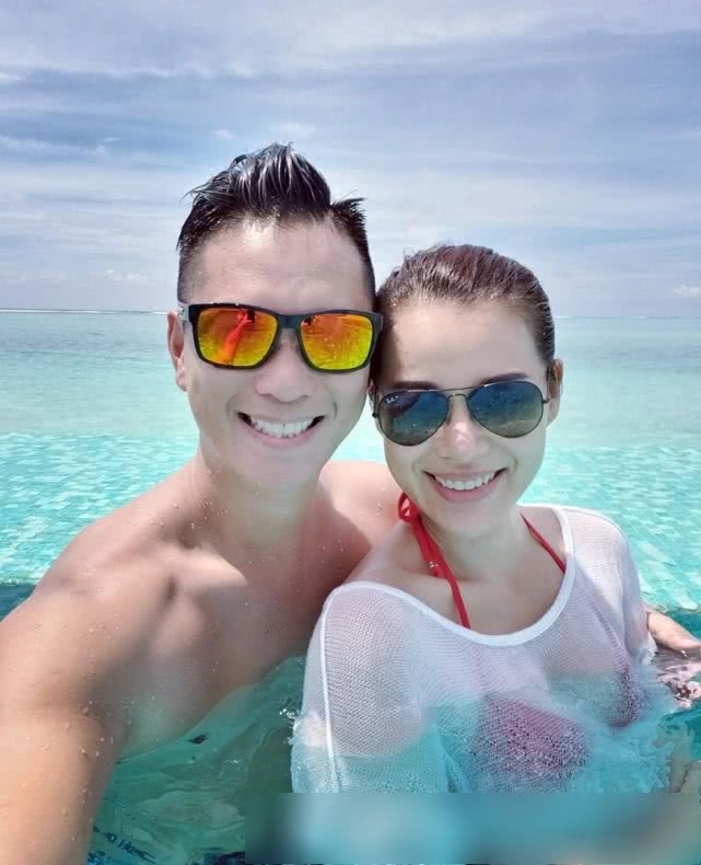 胡杏儿和儿子在海底别墅看鱼 老公发长文疑回花费传闻