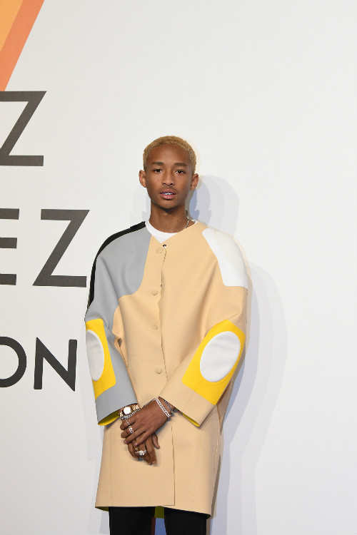 54岁张曼玉根本不服老，橘发红唇酷炫到爆