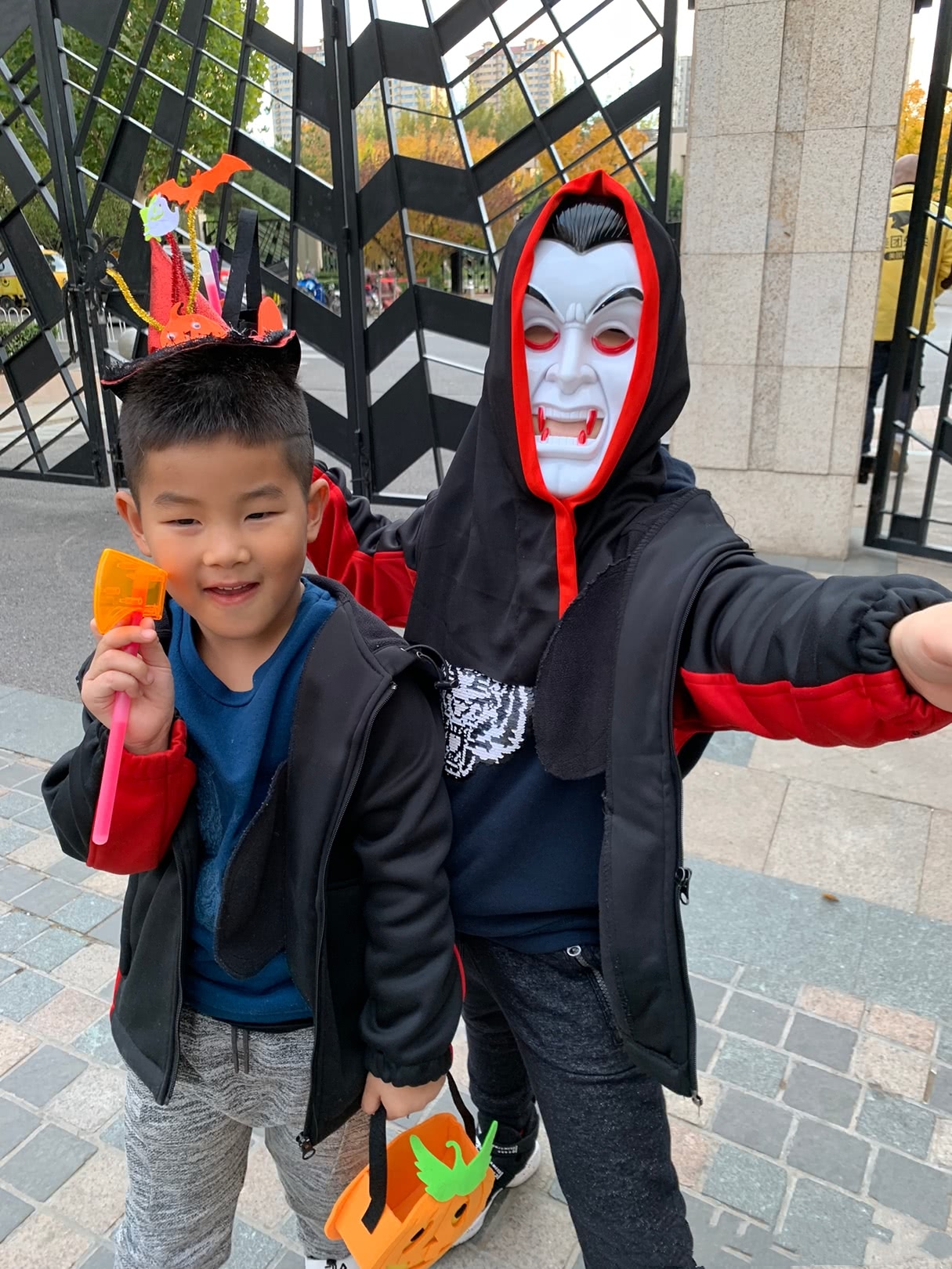 安吉小鱼儿摆搞怪造型，网友：怎么都那么可爱