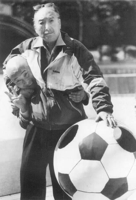 葛优姜文冯巩冯小刚等罕有珍贵旧照曝光，摄影师是这位相声大师