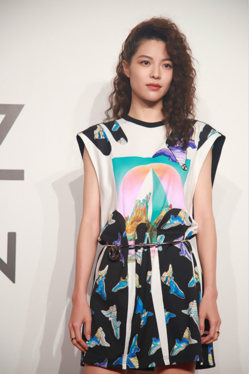 54岁张曼玉根本不服老，橘发红唇酷炫到爆