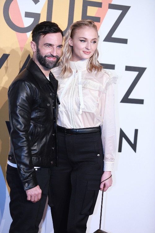 54岁张曼玉根本不服老，橘发红唇酷炫到爆