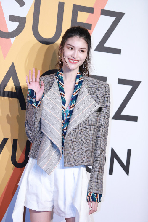 54岁张曼玉根本不服老，橘发红唇酷炫到爆