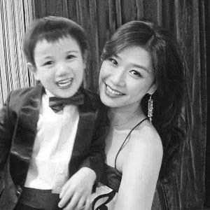 女星为养子放弃嫁豪门，但儿子手术后却认不出她？