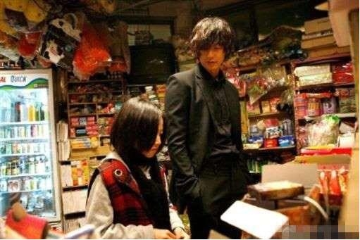 18岁女星自曝因走红曾遭受校园欺凌,被逼赤脚走回家!