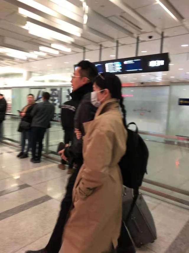 汪小菲夫妇甜蜜现身杭州，大S全程挽着老公的手，流露温柔一面