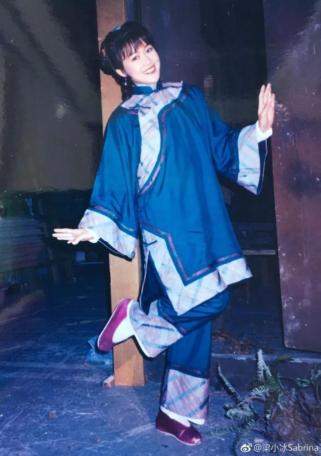 梁小冰回忆拍戏往事，演员待遇差也敬业，服化道具至今不落伍！