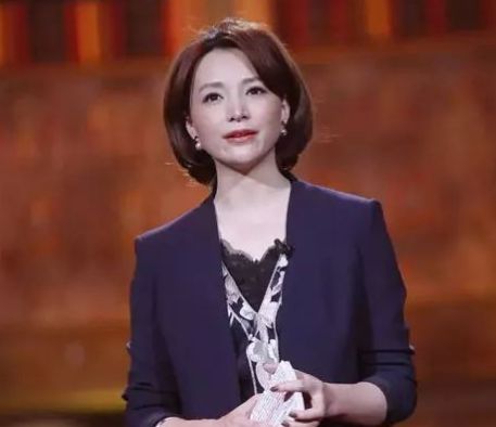 45岁董卿近照曝光，端庄温婉气质不输周涛，网友：和程前有夫妻相