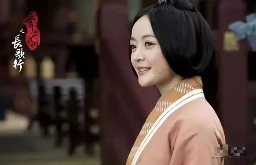 还不公布是要准备隐婚？偷拍甜蜜婚纱照才被发现