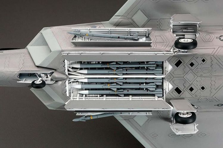 而通过仔细观察可以发现,f-22主弹仓内的aim-120c是呈 前后错开交叉