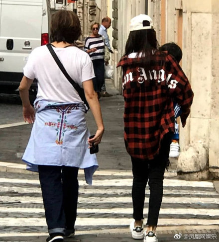 Angelababy抱儿子拍照，不到2岁的小海绵身高惊人！