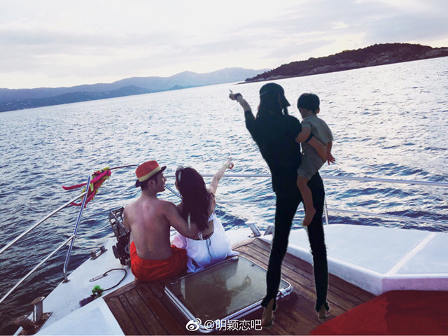 Angelababy抱儿子拍照，不到2岁的小海绵身高惊人！