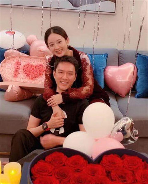 赵丽颖和老公牵手看银杏，冯绍峰的影子亮了