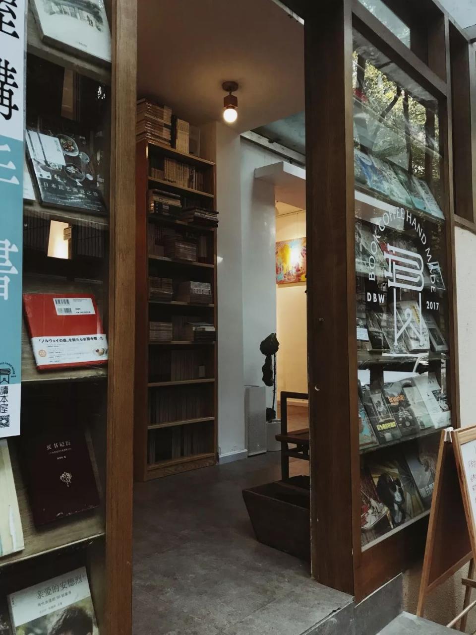 喜欢这家只有80平米的书店，不大，但自由
