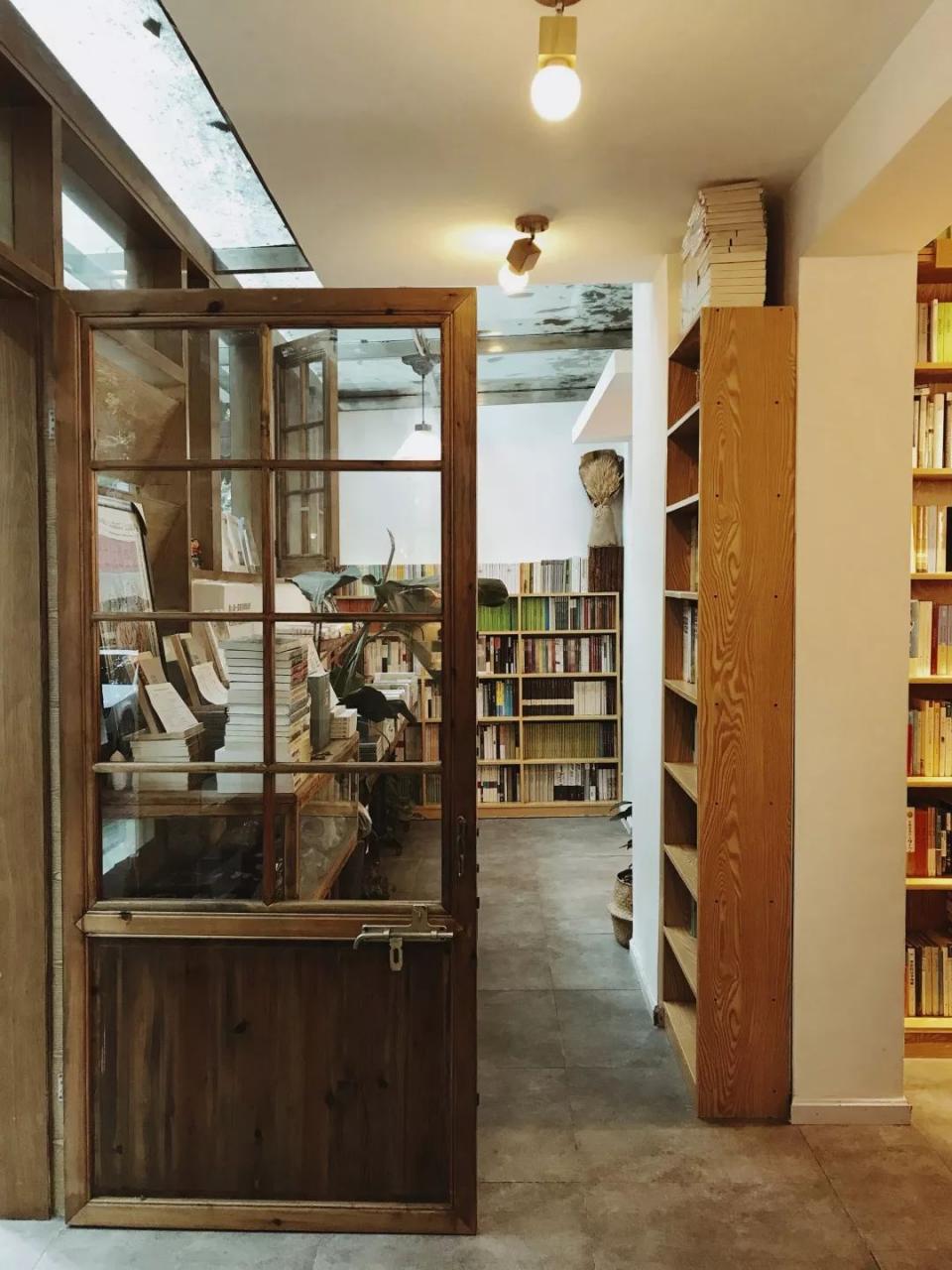 喜欢这家只有80平米的书店，不大，但自由