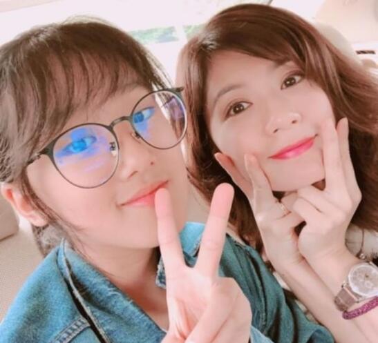 贾静雯的大女儿晒照乘坐经济舱，网友：太像爸爸了！
