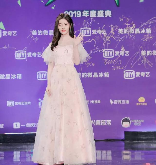 爱奇艺尖叫之夜明星造型PK：吴谨言成灾难，吴亦凡被吐槽罗圈腿！