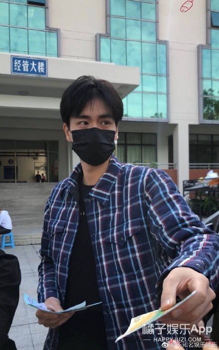 晚报|毛俊杰向海关工作人员道歉 金莎发文为胡歌澄清
