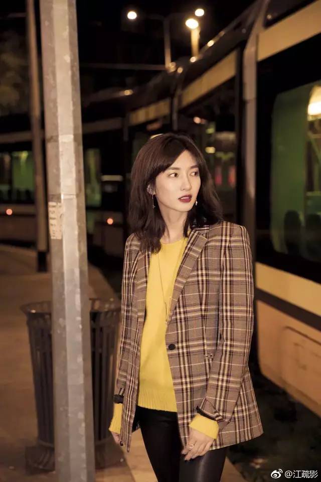 江疏影模仿高圆圆成新一代街拍女王，颧弓宽度也要赶超整前的她？