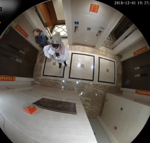 马蓉被打前视频曝光：电梯内试图破坏监控，剪刀掉落在地上