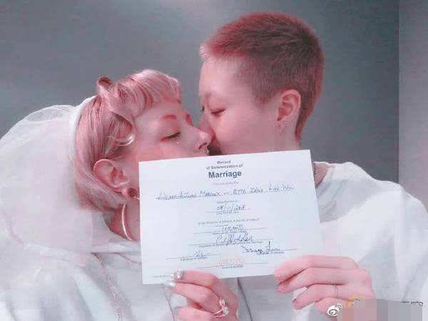 成龙国外发布新书，只记录自己和儿子往事，对女儿只字不提惹争议