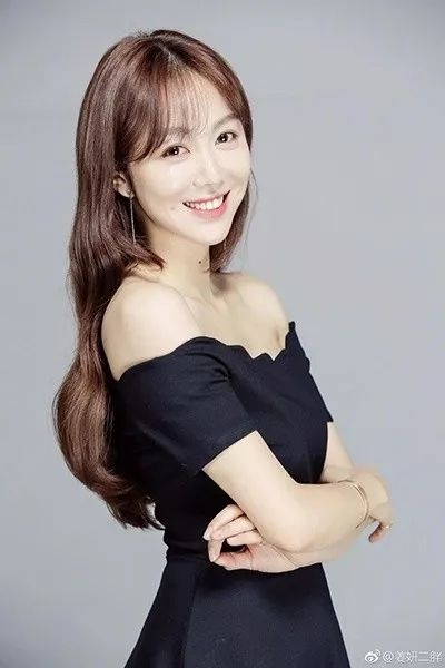 李小璐闺蜜被新浪封杀，禁上热搜！拼命整容上综艺，还是没红