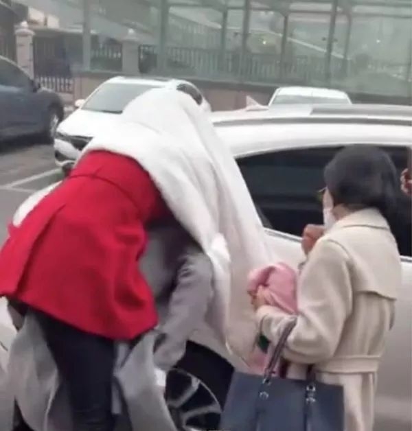 马蓉伤照被指摆拍，后被友人背着跑出院，网友：那我们来P图吧！