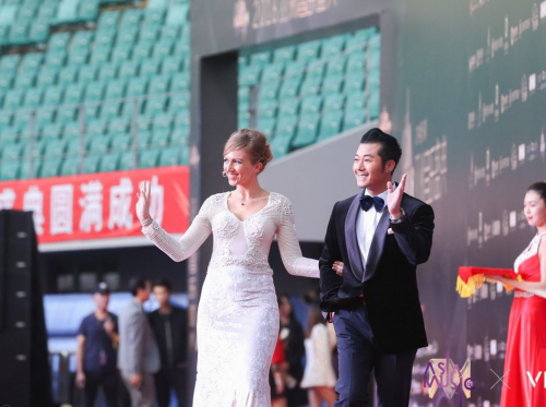2018亚洲音乐盛典演员李向惠、歌手陈奕哲等数十位艺人亮相红毯