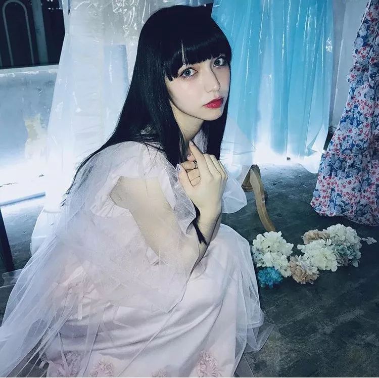 日本爆红的洛丽塔美少女，真人版混血芭比，靠漫画眼成新晋宅男女神！