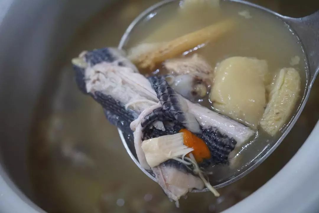老社区里的大排档,随意的广东师傅和好吃的电饭煲焗鸡