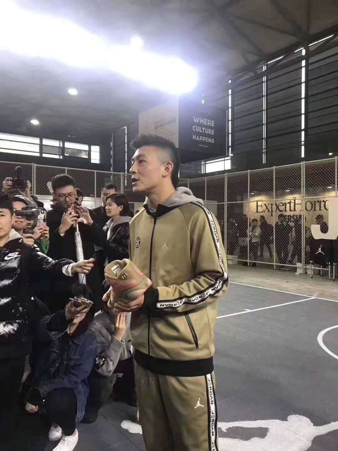 陈冠希无故卷入网红割腕风波，与秦舒培牵手露面力证情不变