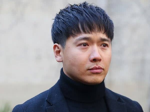 高云翔正式庭审：理新发型面带笑意出庭，颜值回到明星状态