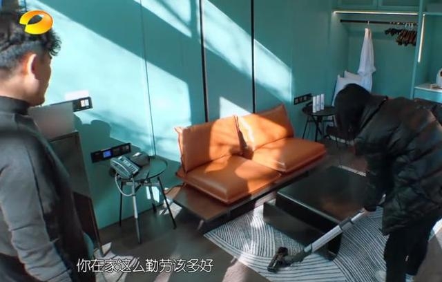 章龄之跟陈龙上节目被指全程不恩爱！章龄之回应：小作怡情
