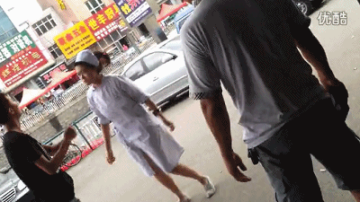 搞笑gif:小伙如实招来,你怎么招惹我们白衣天使了
