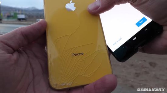 虐机达人新作：iPhone XR、谷歌Pixel 3跌落测试