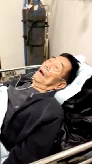 杨少华康复出院，与友人聚会大口吃肉，还不忘竖起大拇指称赞