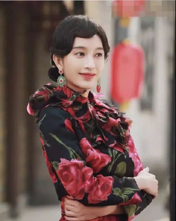 刚走红就变社会姐2.0，通稿自诩旗袍皇后，金星为其穿衣竟遭白眼？