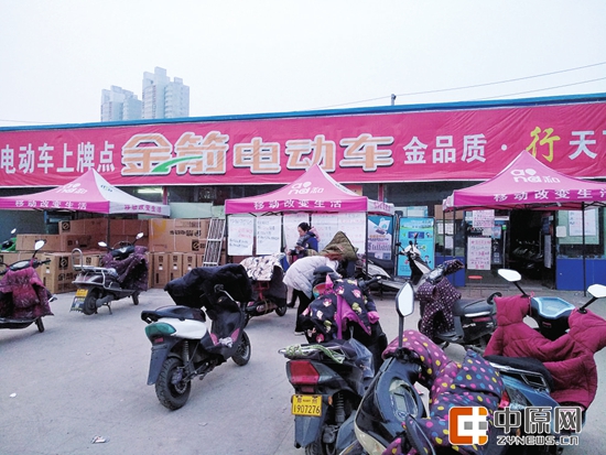 御寒“有道” 郑州电动自行车上牌安装点很“暖心”
