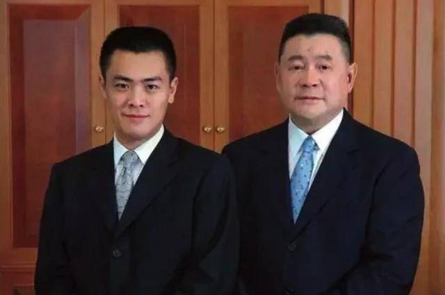 他是北大最年轻校董，资产百亿仍挤地铁，父亲称女星收割机