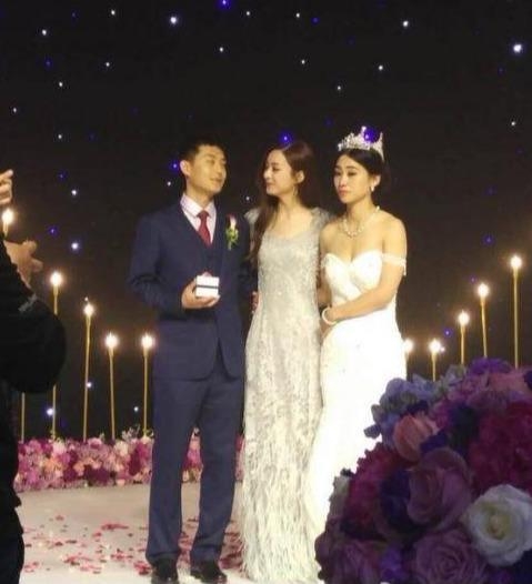 明星们参加亲友婚礼：林允低调接地气，林更新被妈妈们围着合影！