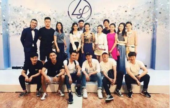 明星们参加亲友婚礼：林允低调接地气，林更新被妈妈们围着合影！