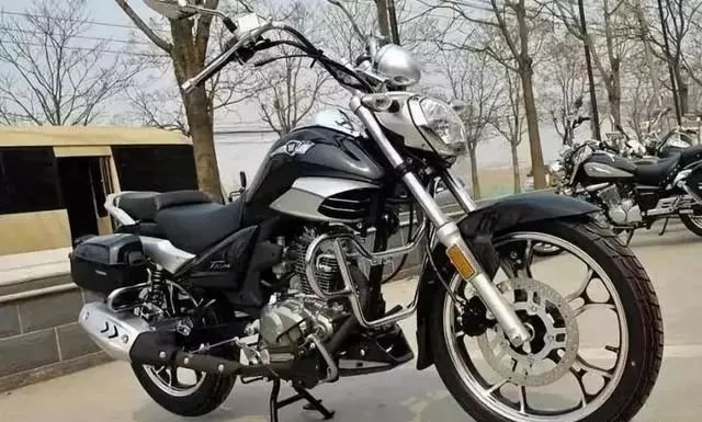 豪爵又一巡航太子摩托车，百公里油耗1.7L，续航可达600km