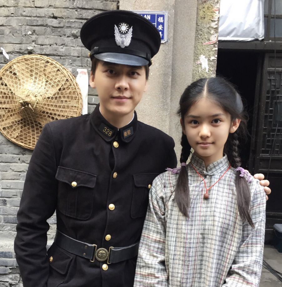 才13岁！就美到能演佟丽娅的少女期还搭档李易峰，什么来头？